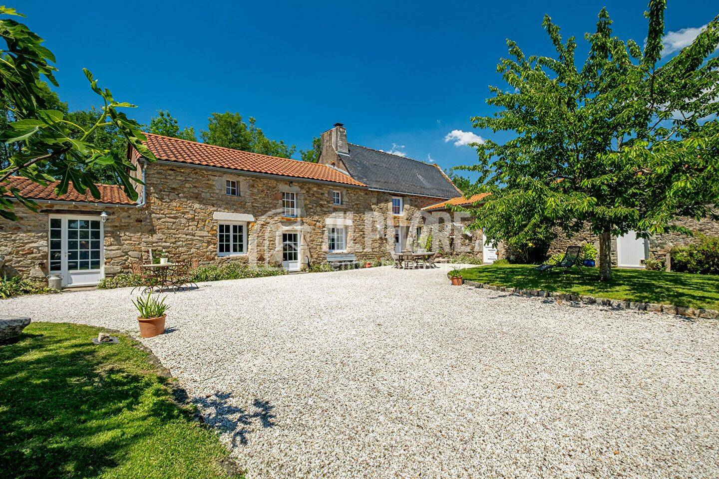 Maison 8 pièces 224 m² · à Saint-Étienne-de-Montluc · 224 m² · 599 830 €
