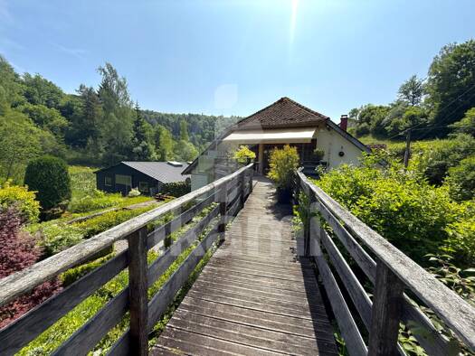 Immeuble à vendre 340 000 € 329 m² Doucier 39130