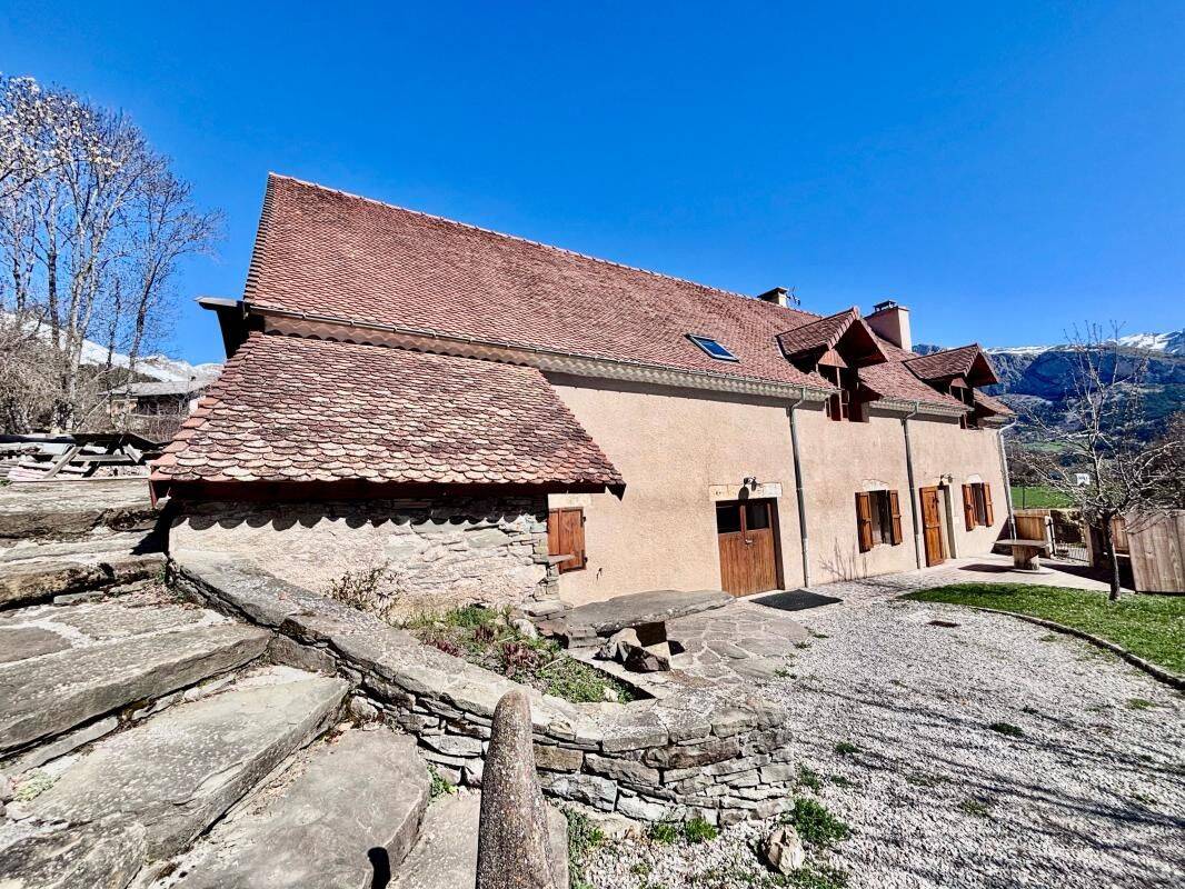 Maison 6 pièces 240 m² · à Dévoluy · 240 m² · 380 000 €
