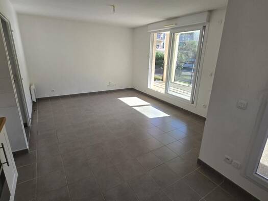 Appartement à louer 752 € 2 pièces 1 chambre 44 m² 1er étage Eybens 38320