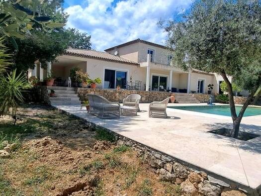 Maison à louer 5 300 € 5 pièces 3 chambres 250 m² Seillans 83440