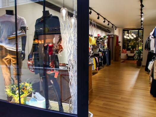 Pret-à-Porter à vendre Fonds de commerce 25 000 € 2 pièces 74 m² de surface de vente Centre Ancien Foix 09000