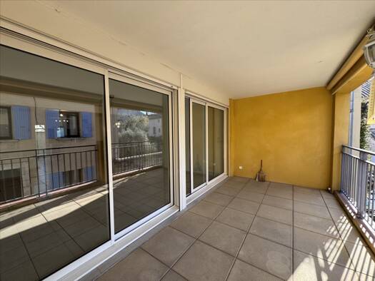 Appartement à louer 890 € 3 pièces 2 chambres 84,1 m² Étage 1/1 Sainte-Cécile-les-Vignes 84290