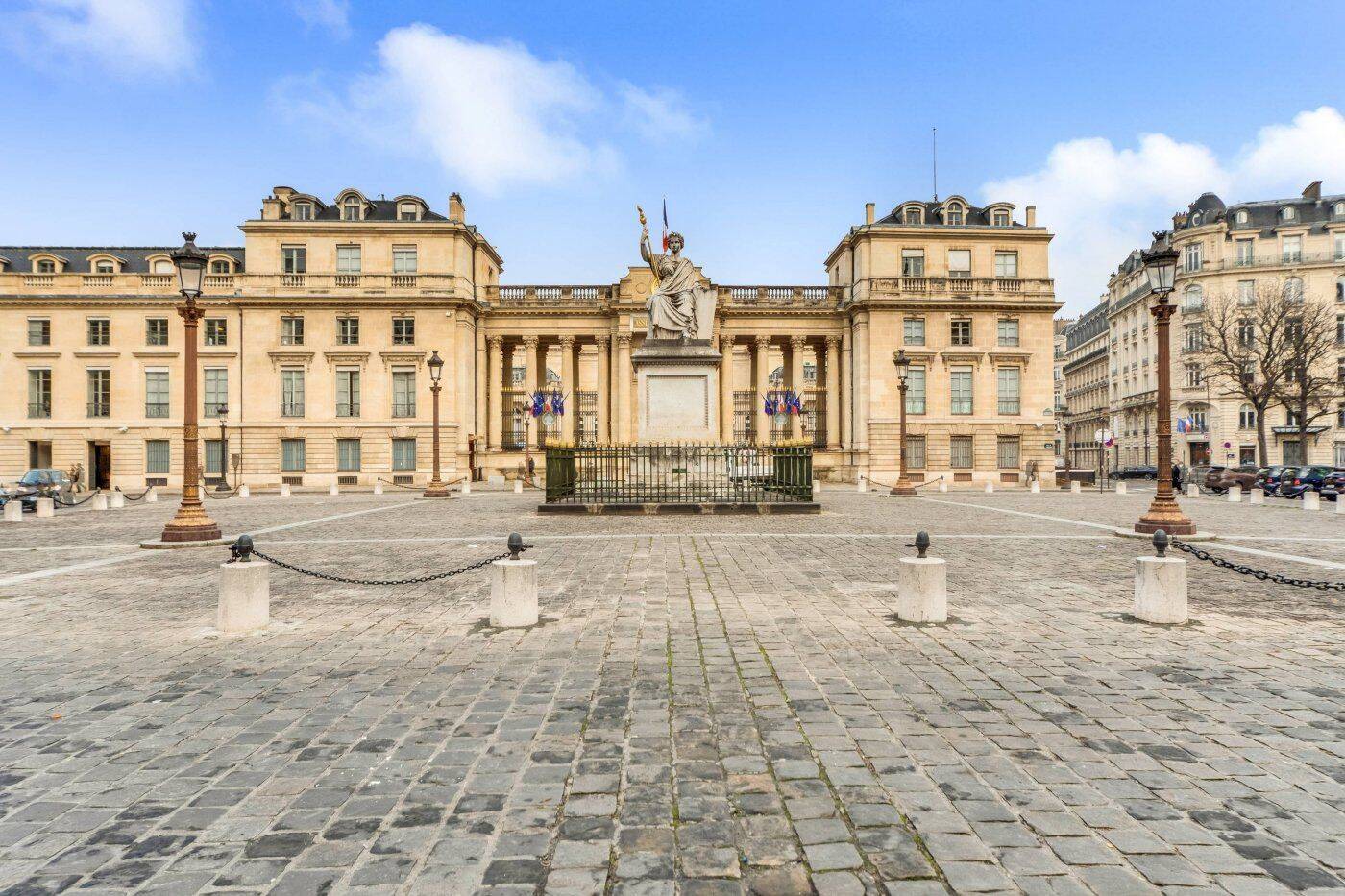 Appartement 4 pièces 93 m² · à Paris 7ème Arrondissement · 93 m² · 2 135 000 €