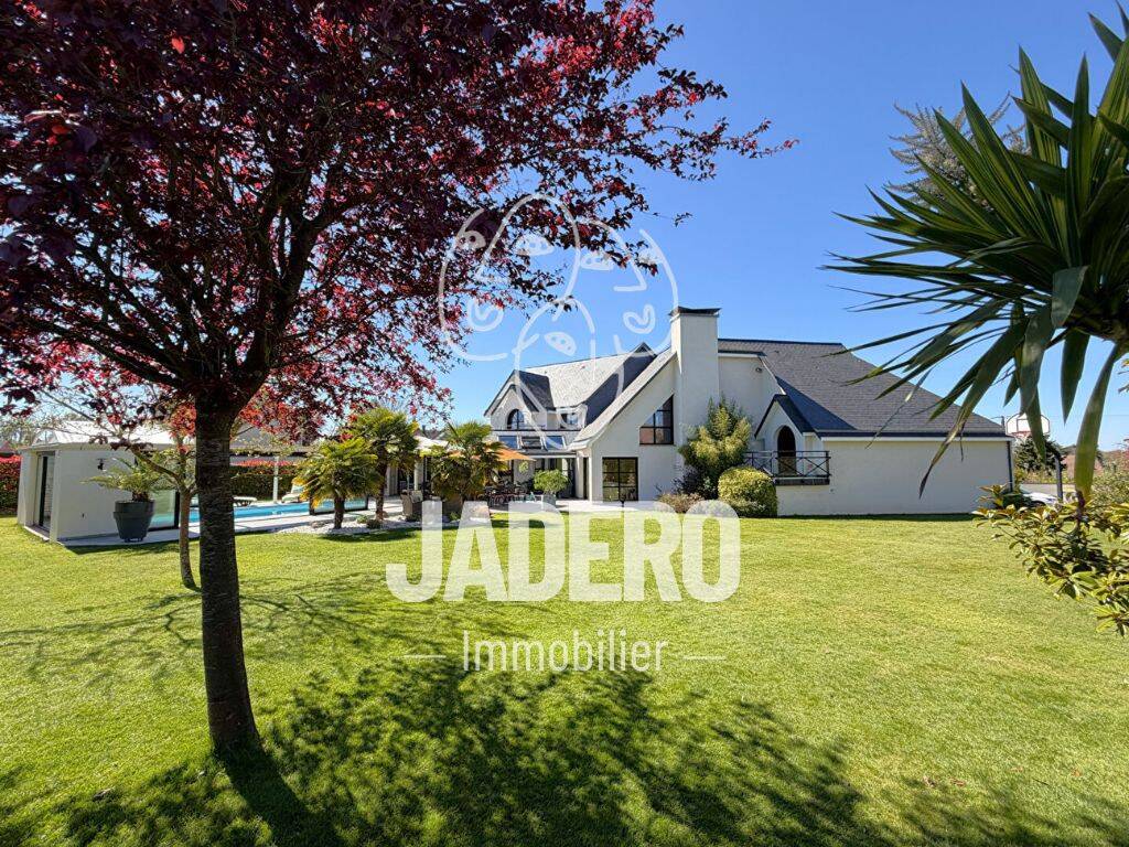 Maison 10 pièces 332 m² · à Montmain · 332 m² · 915 000 €