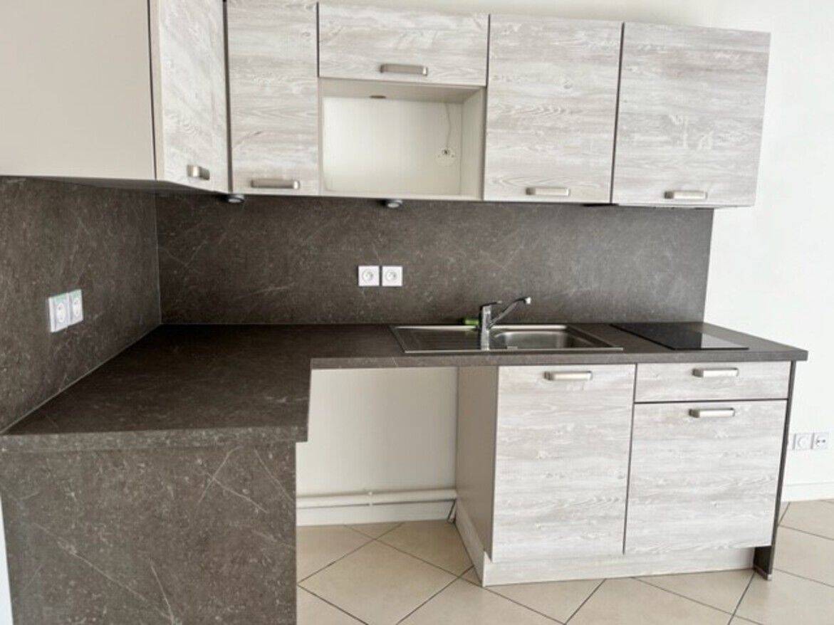 Appartement 1 pièce 33 m² · à Saint-Priest · 33,2 m² · 474 €