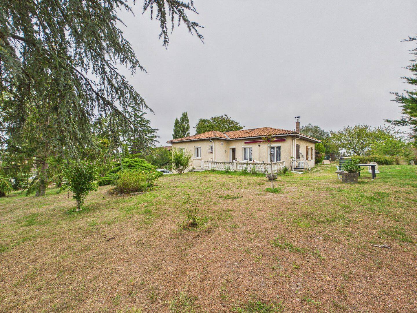 Maison 5 pièces 110 m² · à Saint-Genès-de-Blaye · 110 m² · 220 000 €