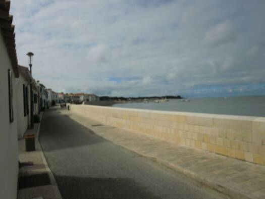 Appartement à louer 1 355 € 3 pièces 2 chambres 68 m² RDC/2 Rivedoux-Plage 17940