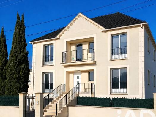 Maison à vendre 549 900 € 13 pièces 8 chambres 312 m² 557 m² de terrain Activités Orléans 45000