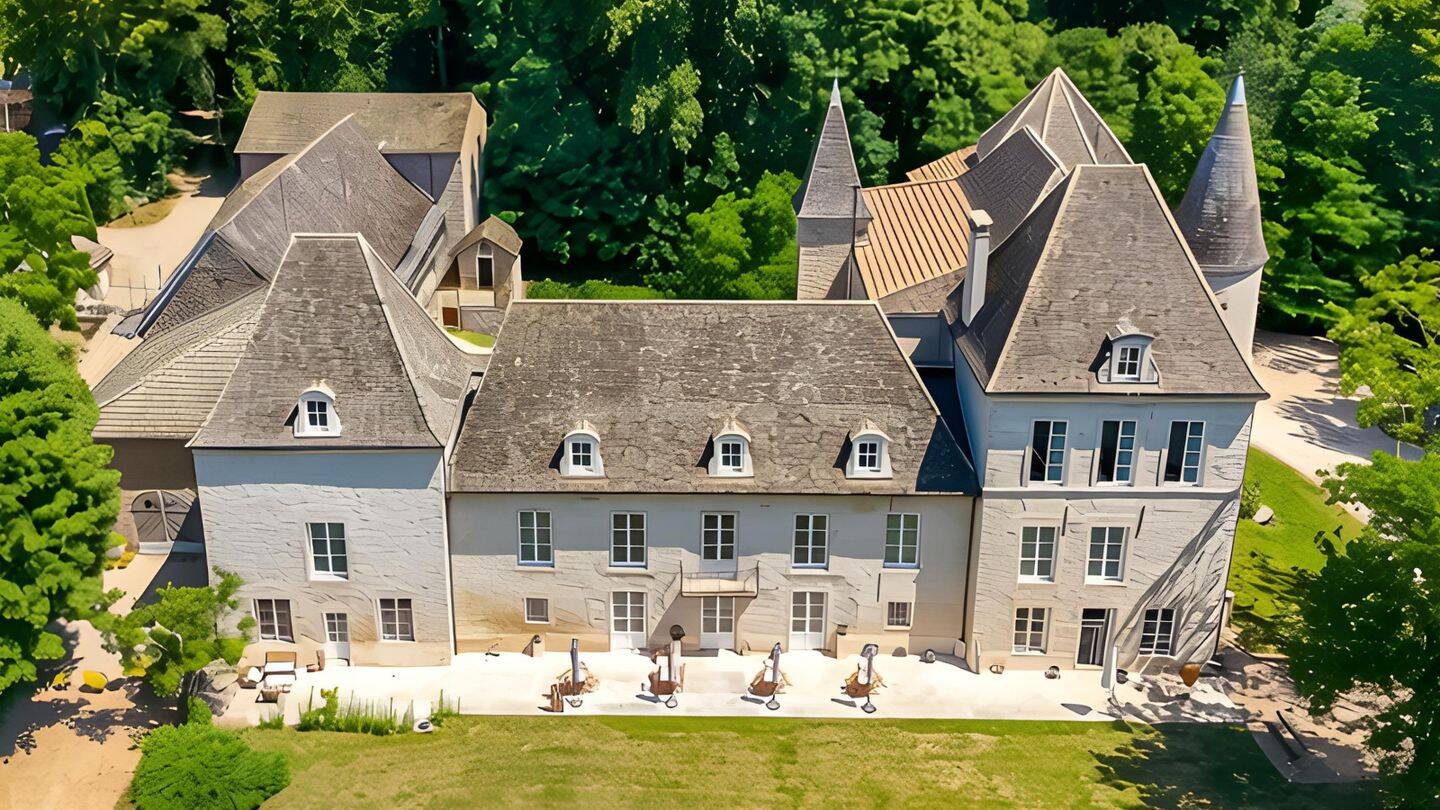 Maison 22 pièces 700 m² · à Boyer · 700 m² · 1 700 000 €