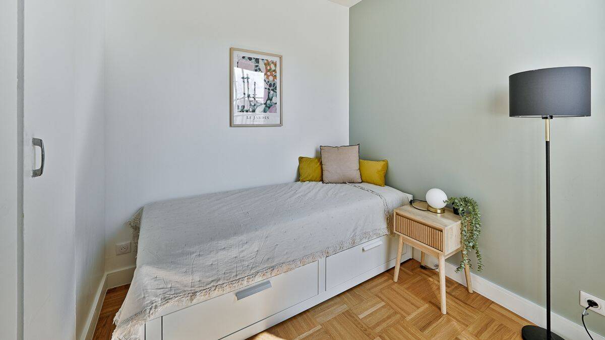 1 pièce 12 m² · à Paris 15ème Arrondissement · 12,2 m² · 1 200 €/mois