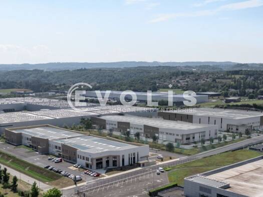 Local d'activités à louer 188 833 € 20 600 m² d'espace de stockage divisible Les Roches Villefontaine 38090