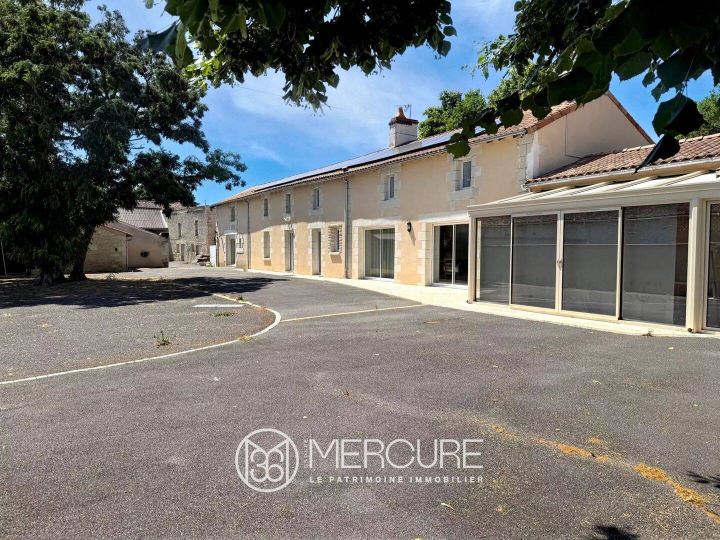 Maison 10 pièces 298 m² · à Jaunay-Marigny · 298,3 m² · 310 000 €
