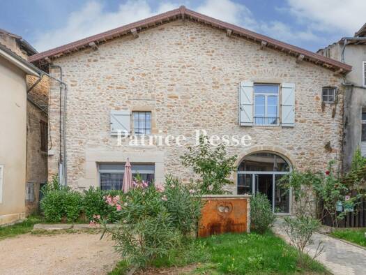 Ferme à vendre 689 000 € 11 pièces 9 chambres 396 m² 486 m² de terrain Saint-Amour 39160
