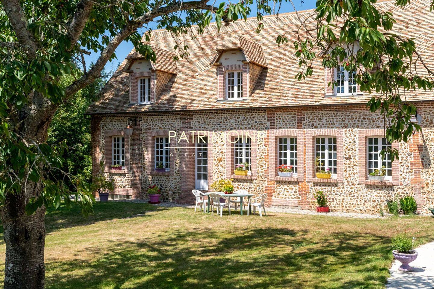 Maison 8 pièces 400 m² · à Rugles · 400 m² · 579 000 €