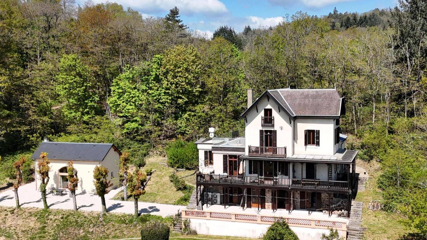 Maison 7 pièces 385 m² · à La Celle-en-Morvan · 385 m² · 925 000 €