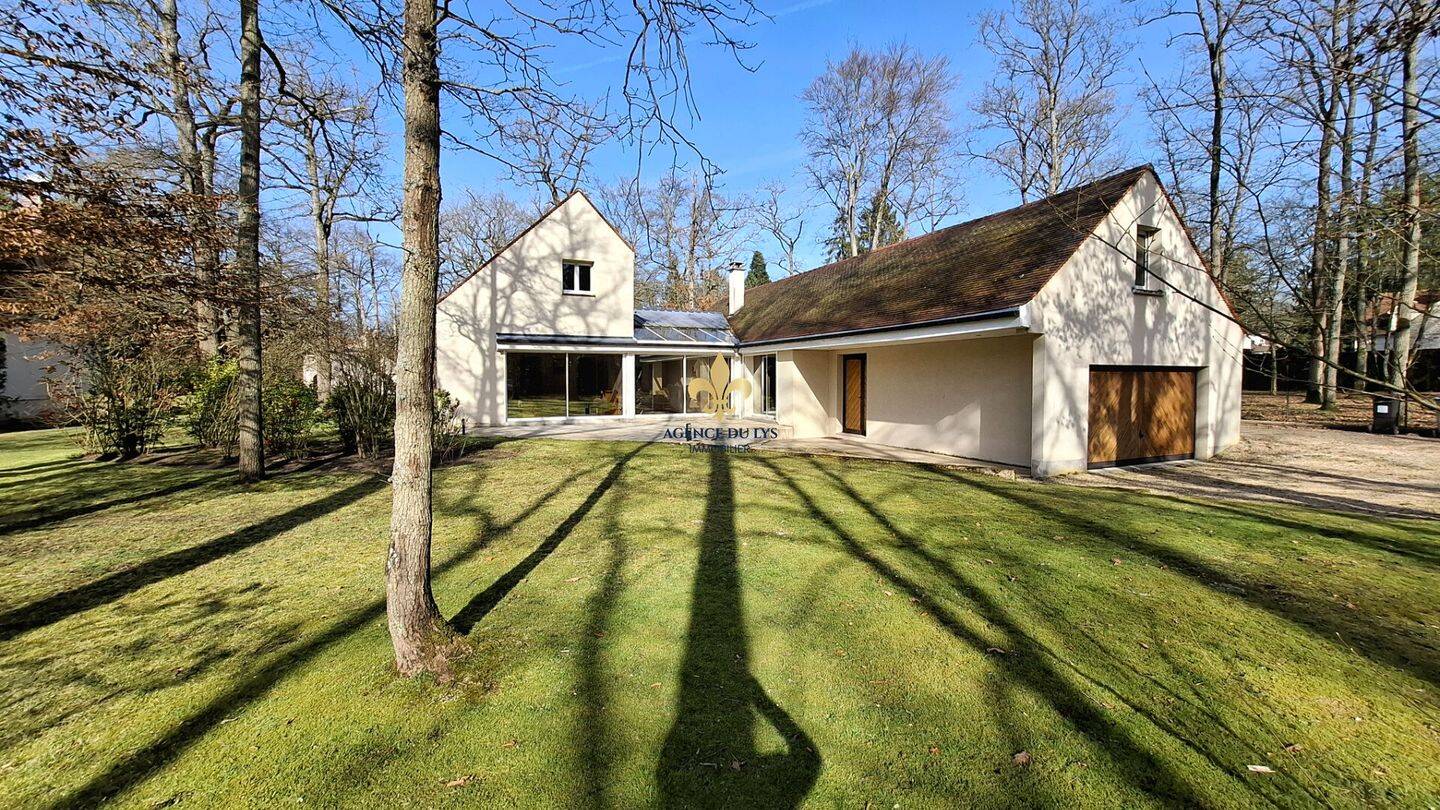 Maison 5 pièces 183 m² · à Lamorlaye · 183 m² · 3 000 €