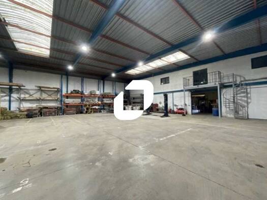 Local d'activités à vendre 1 113 000 € 1 259 m² d'espace de stockage Marines 95640