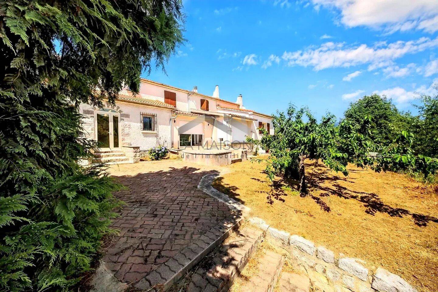 Maison 14 pièces 454 m² · à Levie · 454 m² · 515 000 €