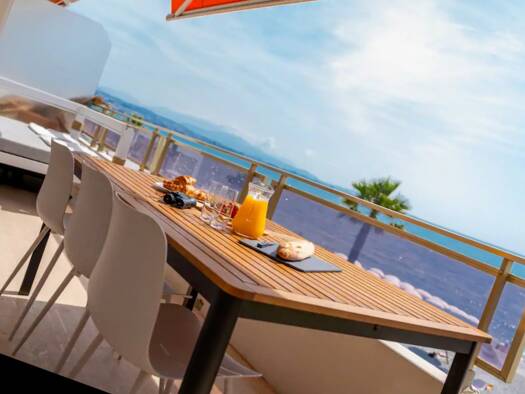 Appartement à louer 4 160 € 2 pièces 1 chambre 80 m² Étage 2/3 Marina Villeneuve-Loubet 06270