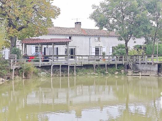 Maison à vendre 147 000 € 8 pièces 7 chambres 217 m² 2 300 m² de terrain Saint-Marc-la-Lande 79310