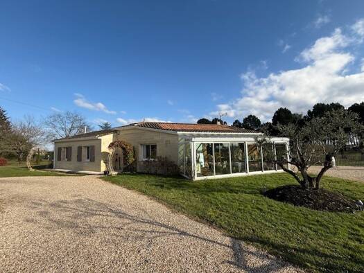 Maison de plain-pied à vendre 359 000 € 7 pièces 3 chambres 160 m² 12 498 m² de terrain Saint-Aigulin 17360