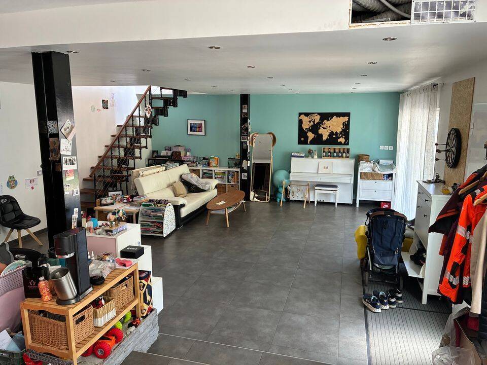 Maison 8 pièces 210 m² · à Lyon 8ème Arrondissement · 210 m² · 2 600 €