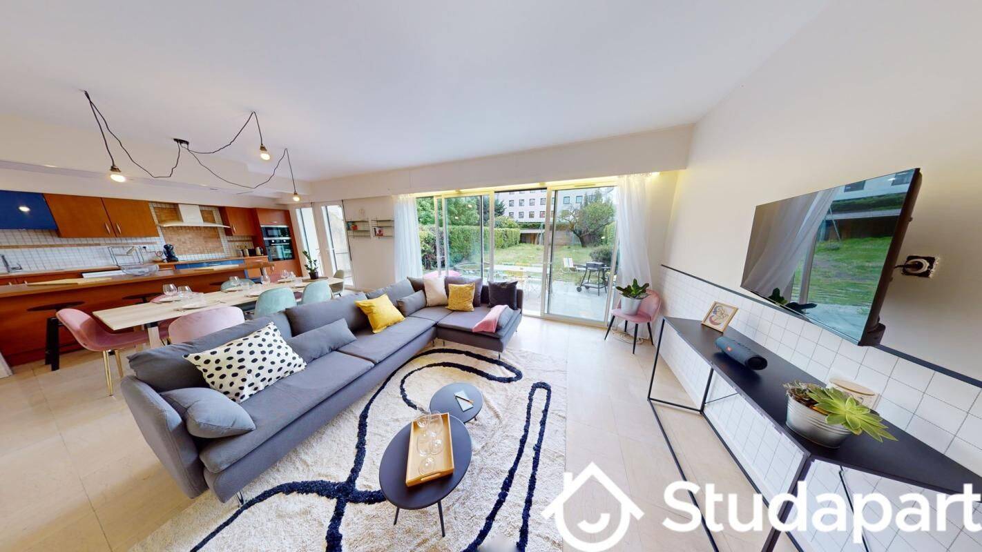 1 pièce 10 m² · à Lyon 8ème Arrondissement · 10 m² · 703 €