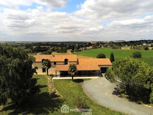 Maison à vendre 359 000 € 8 pièces 4 chambres 245 m² 2 936 m² de terrain Mirebeau 86110