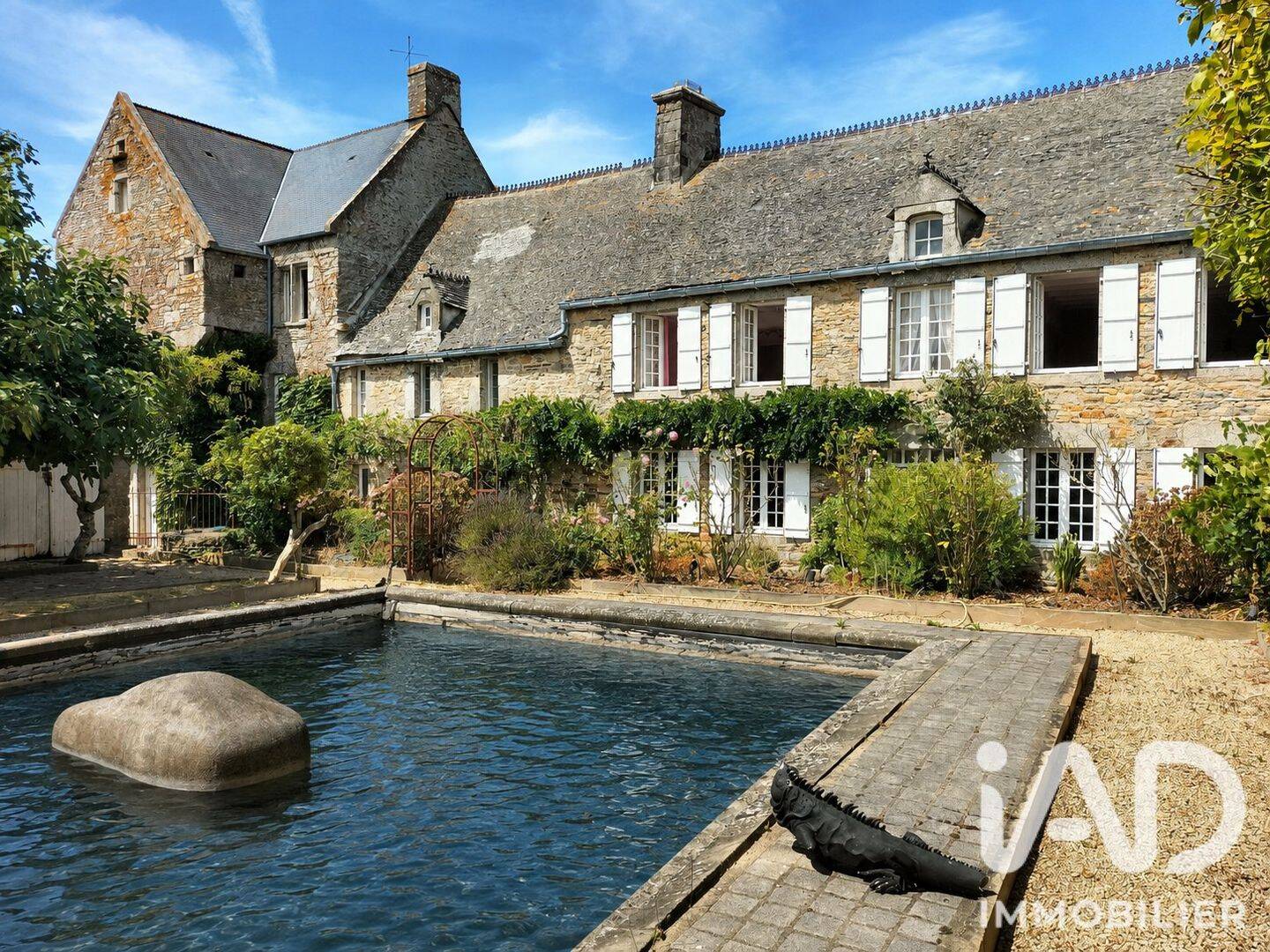 Maison 16 pièces 399 m² · à Surtainville · 399 m² · 595 000 €
