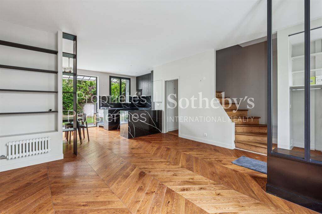 Maison 7 pièces 158 m² · à Paris 16ème Arrondissement · 157,6 m² · 5 980 €/mois