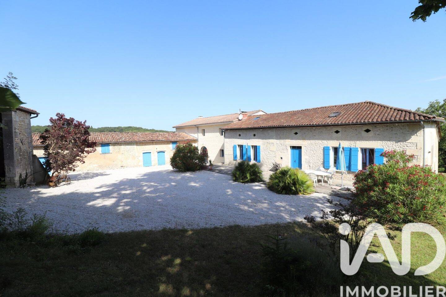 Maison 10 pièces 367 m² · à Sainte-Colombe · 367 m² · 280 000 €