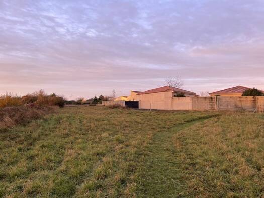 Terrain constructible viabilisé à vendre 37 075 € 313 m² de terrain Est-Port Luçon 85400