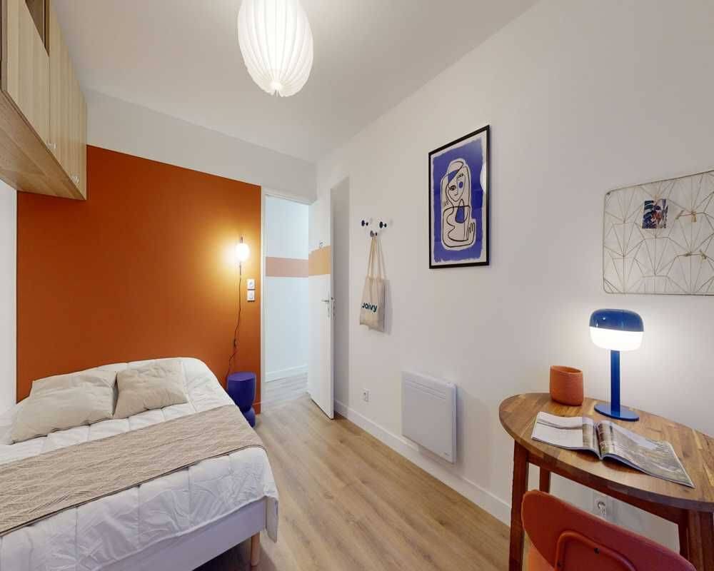 Appartement 9 pièces 140 m² · à Paris 10ème Arrondissement · 140 m² · 1 155 €