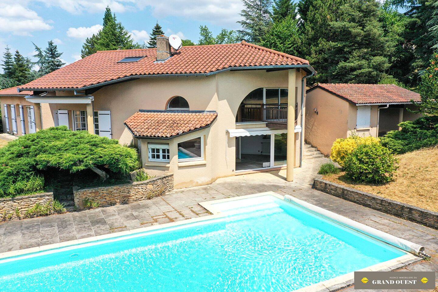 Maison 8 pièces 214 m² · à Lentilly · 214 m² · 650 000 €