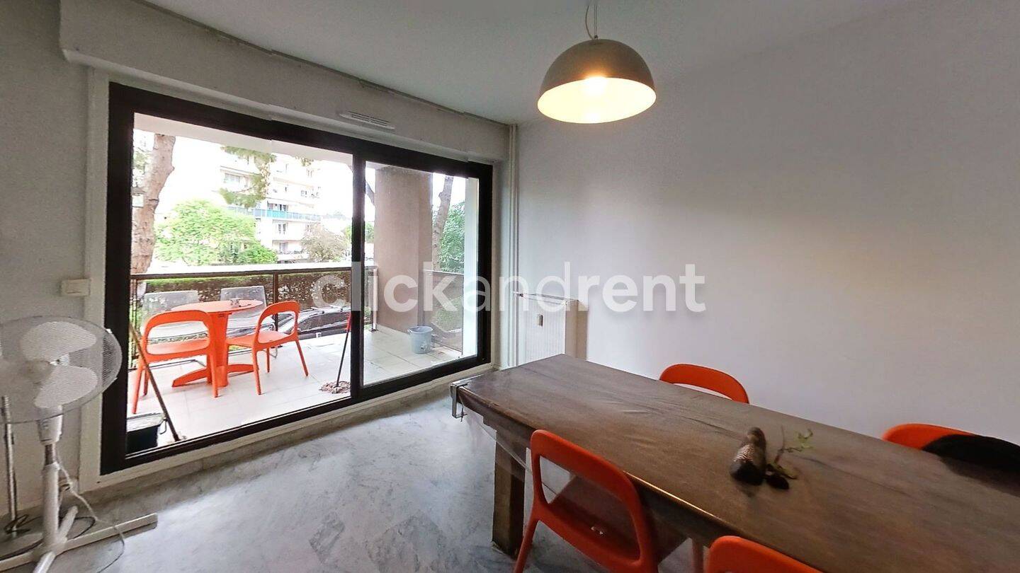 Chambre spacieuse avec TV — 9