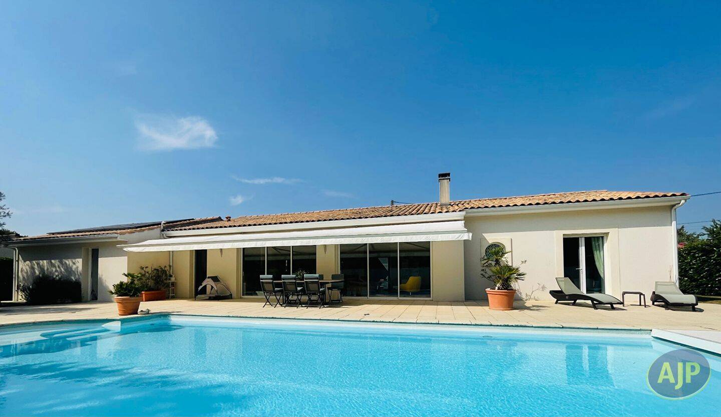 Maison 5 pièces 136 m² · à Saintes · 135,8 m² · 495 000 €