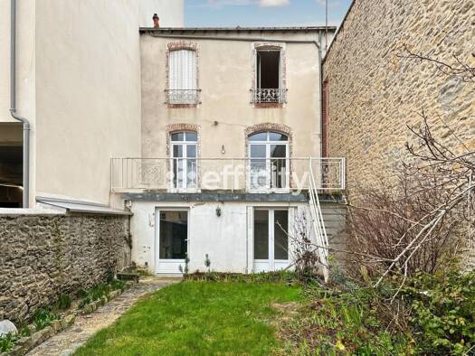 Maison à vendre 312 000 € 6 pièces 5 chambres 108 m² 234 m² de terrain Gare-Senelle-Pont de Paris Laval 53000