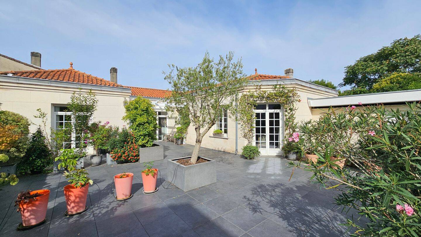 Maison 9 pièces 255 m² · à Bordeaux · 255 m² · 810 000 €