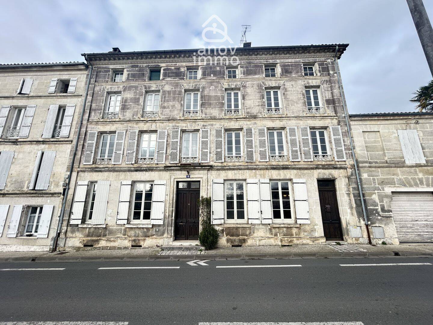 Maison 10 pièces 350 m² · à Jarnac · 350 m² · 235 000 €