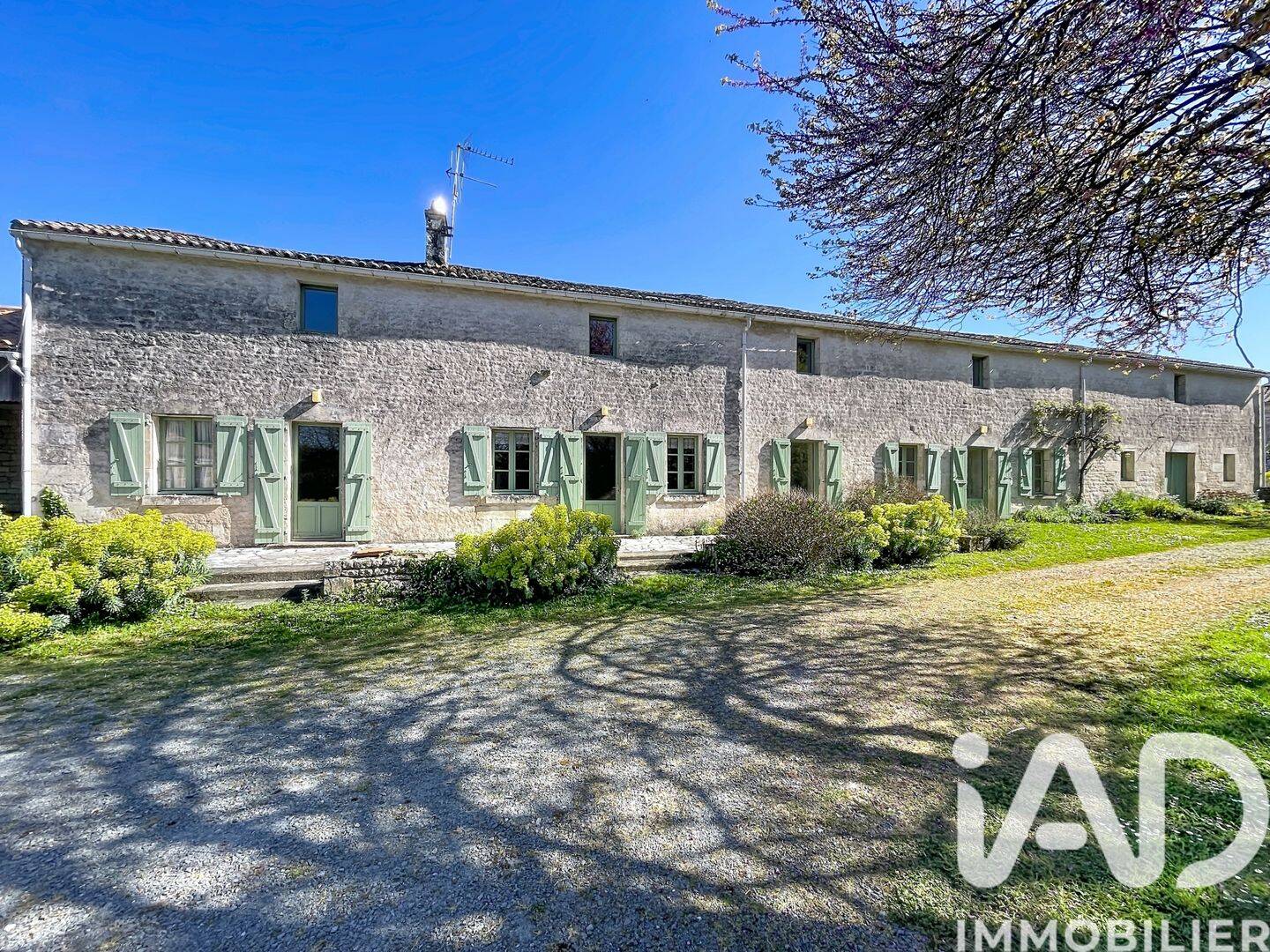 Maison 8 pièces 230 m² · à Saint-Pompain · 230 m² · 280 000 €