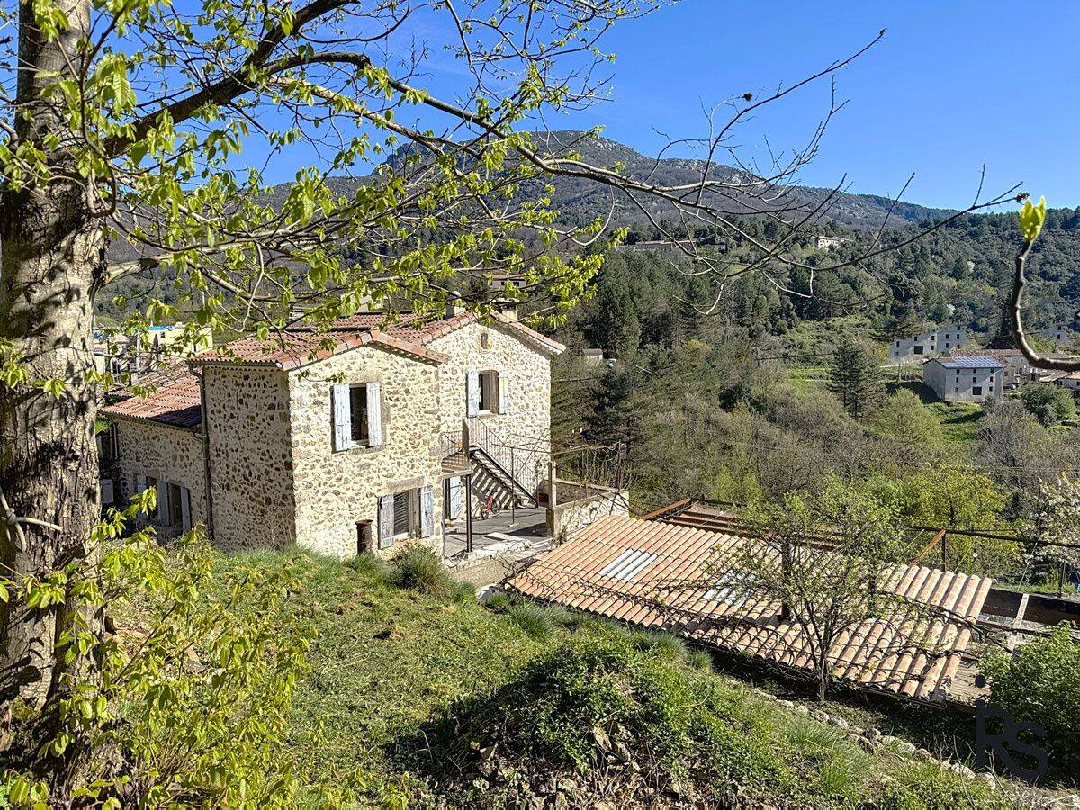 Maison 8 pièces 261 m² · à Rocles · 261 m² · 455 000 €