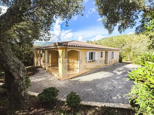 Maison à vendre 860 000 € 8 pièces 5 chambres 223 m² 4 367 m² de terrain Zonza 20137