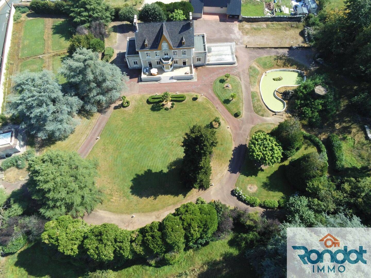 Maison 9 pièces 359 m² · à Montceau-les-Mines · 359 m² · 1 200 000 €