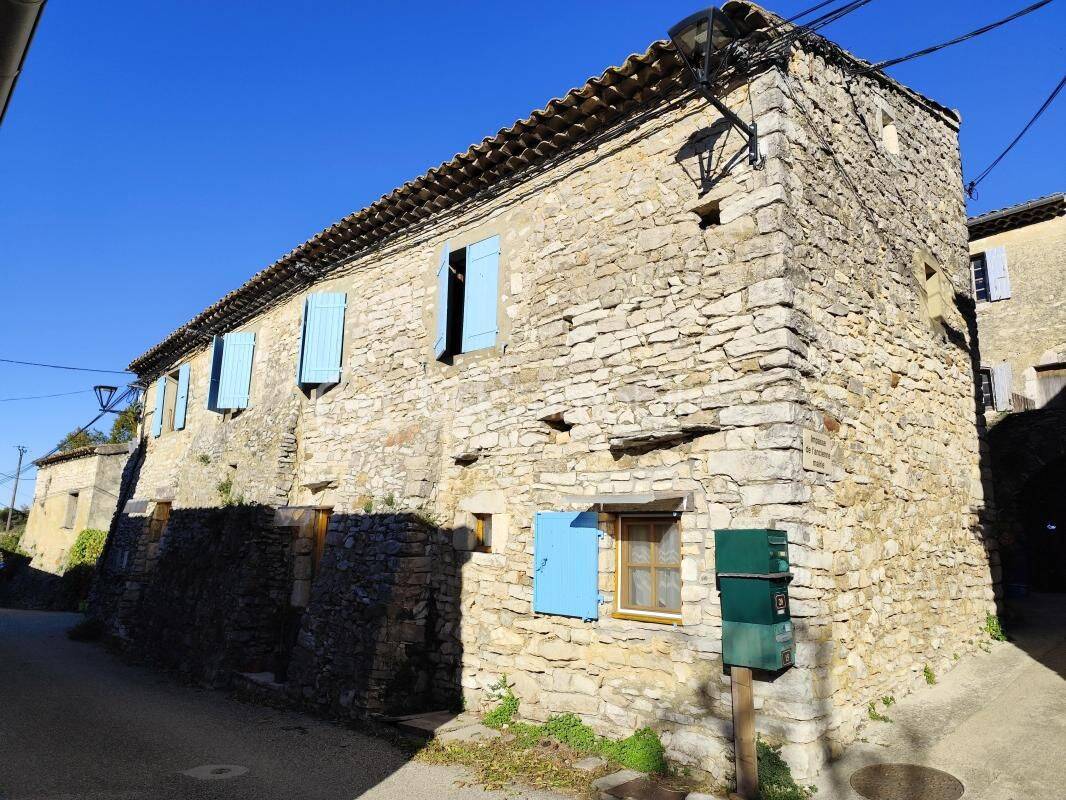 MAISON DE VILLAGE ARDECHOISE EN PIERRES