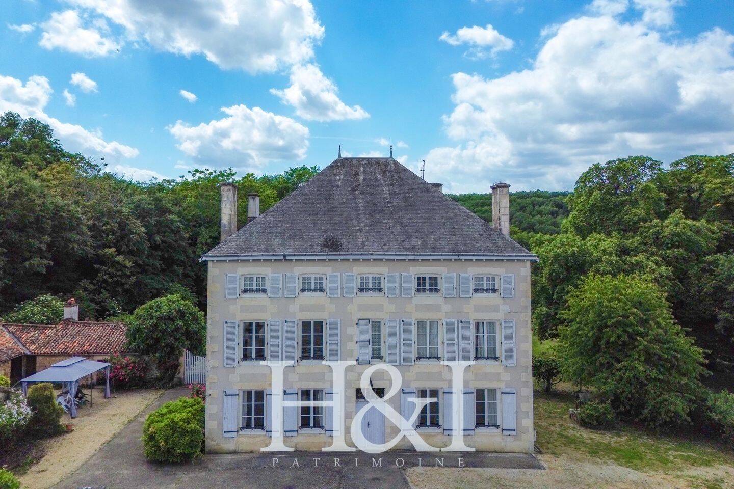 Maison 18 pièces 384 m² · à Gençay · 384 m² · 395 000 €