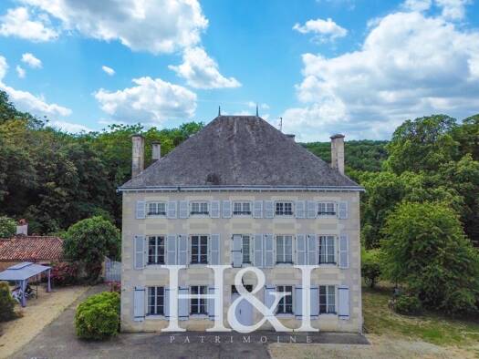 Maison à vendre 395 000 € 18 pièces 9 chambres 384 m² 22 889 m² de terrain Gençay 86160