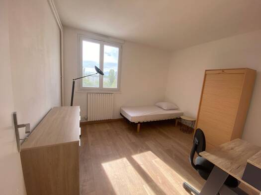 Appartement à louer 450 € 4 pièces 3 chambres 83 m² Étage 4/7 Clos des Roses Nord Compiègne 60200