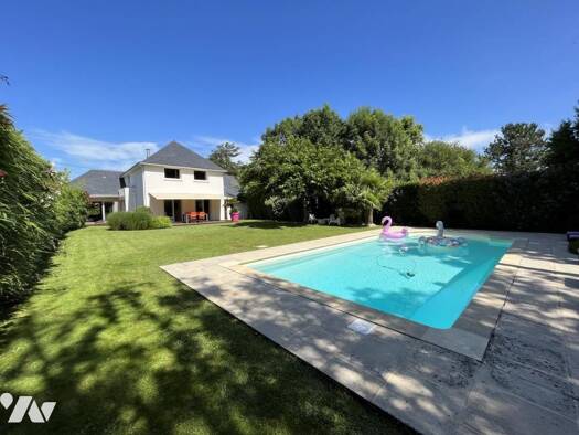 Maison à vendre 922 500 € 8 pièces 5 chambres 228 m² 1 084 m² de terrain Carquefou 44470