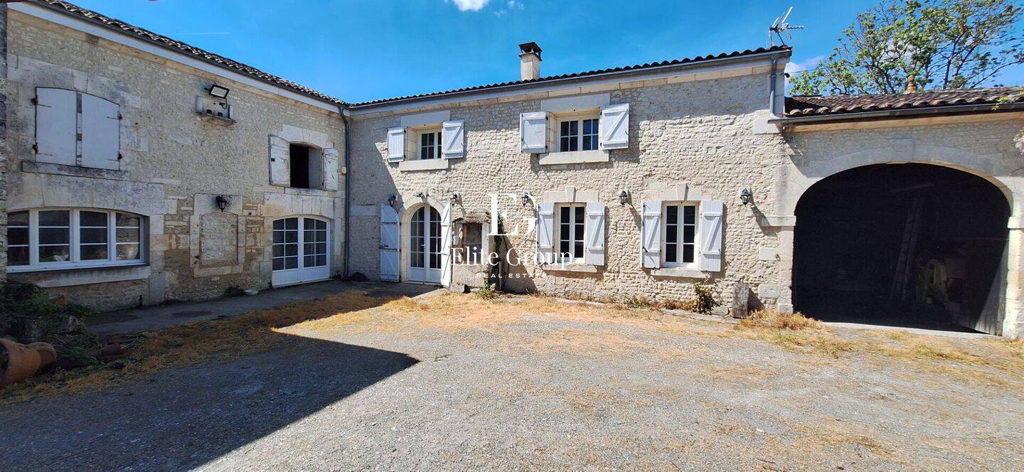 Maison 7 pièces 223 m² · à Criteuil-la-Magdeleine · 223 m² · 243 800 €